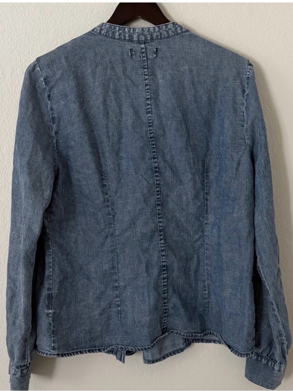 KUT From The Kloth Chambray Ruffle Button Down Blouse L - Picture 4 of 6